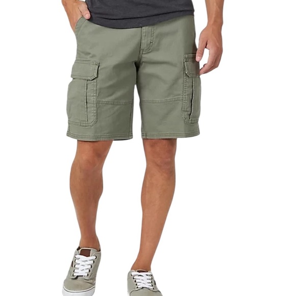 MEN'S Wrangler AUTHENTICS Stretch Olive Cargo Short - Picture 1 of 10